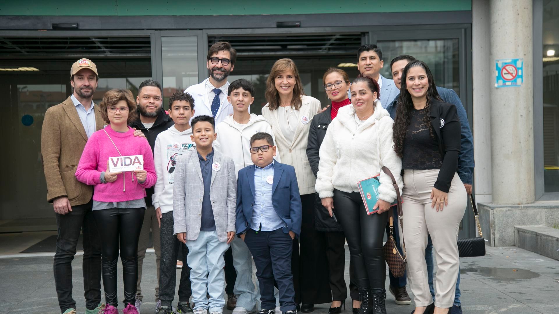 Los niños tratados con terapia CAR-T tándem, acompañados de sus familias, el médico Antonio Pérez y la presidenta de CRIS Contra el Cáncer, Lola Manterola.