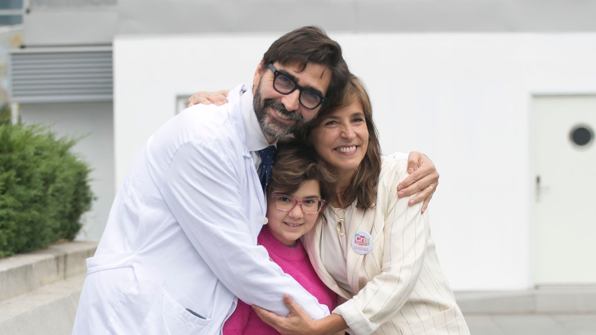 Lucía Álvarez, paciente, junto a Antonio Pérez, director de la Unidad CRIS de Terapias Avanzadas en Cáncer Infantil y Lola Manterola, presidenta de CRIS Contra el Cáncer