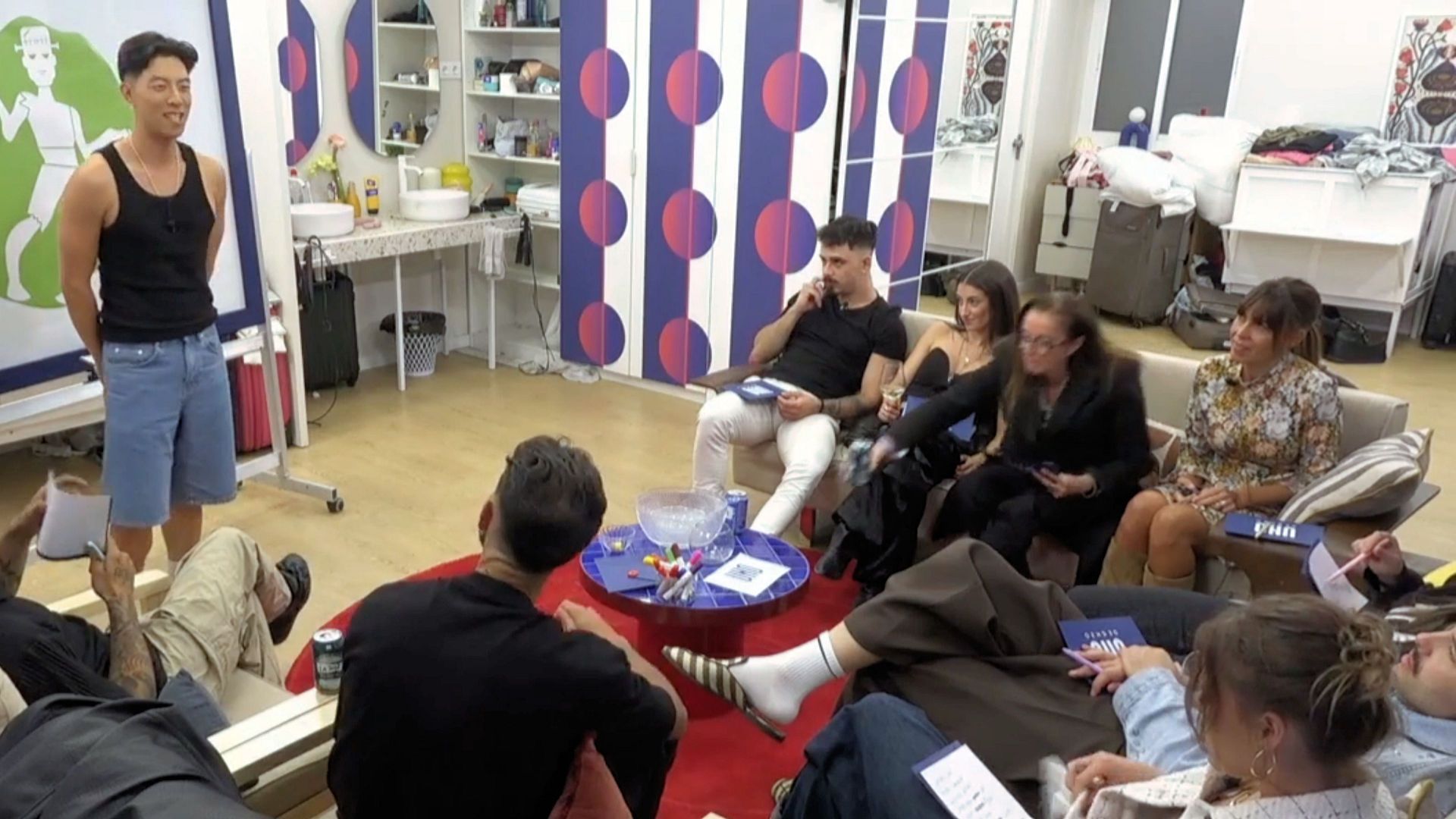 Momento en que Joon hace el retrato robot del candidato