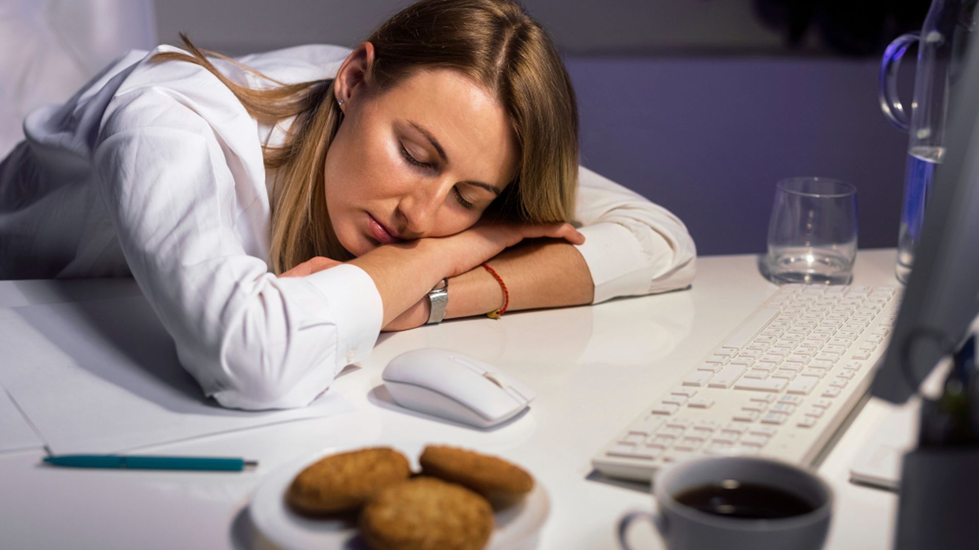 Mujer con hábitos que no favorecen la calidad del sueño: consume azúcares y cafeína
