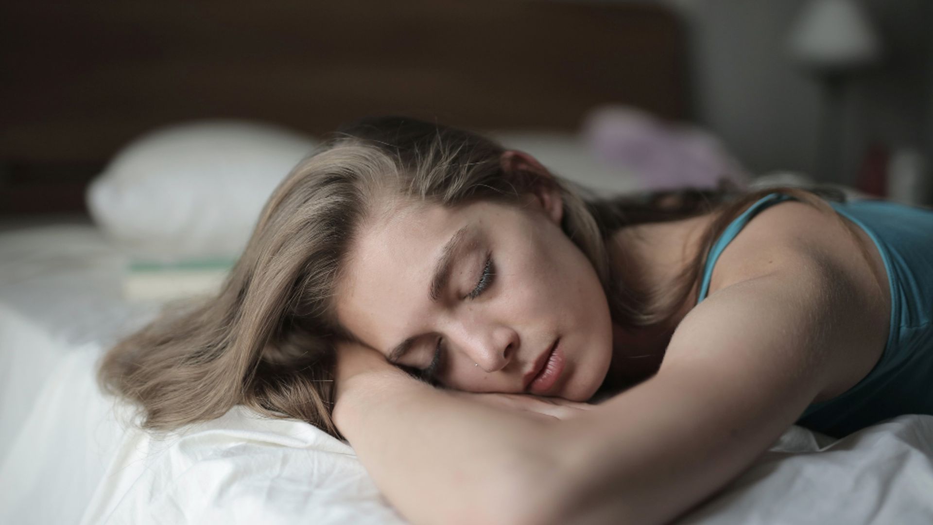 Mujer durmiendo en la cama