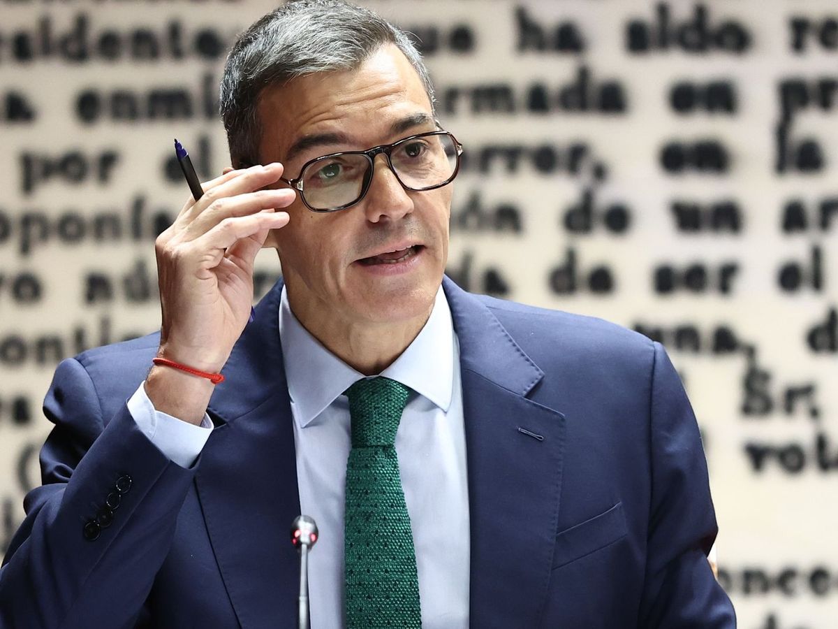 Pedro Sánchez, con gafas por primera vez: del modelo de casi 300 euros al significado de sus gestos, según un experto