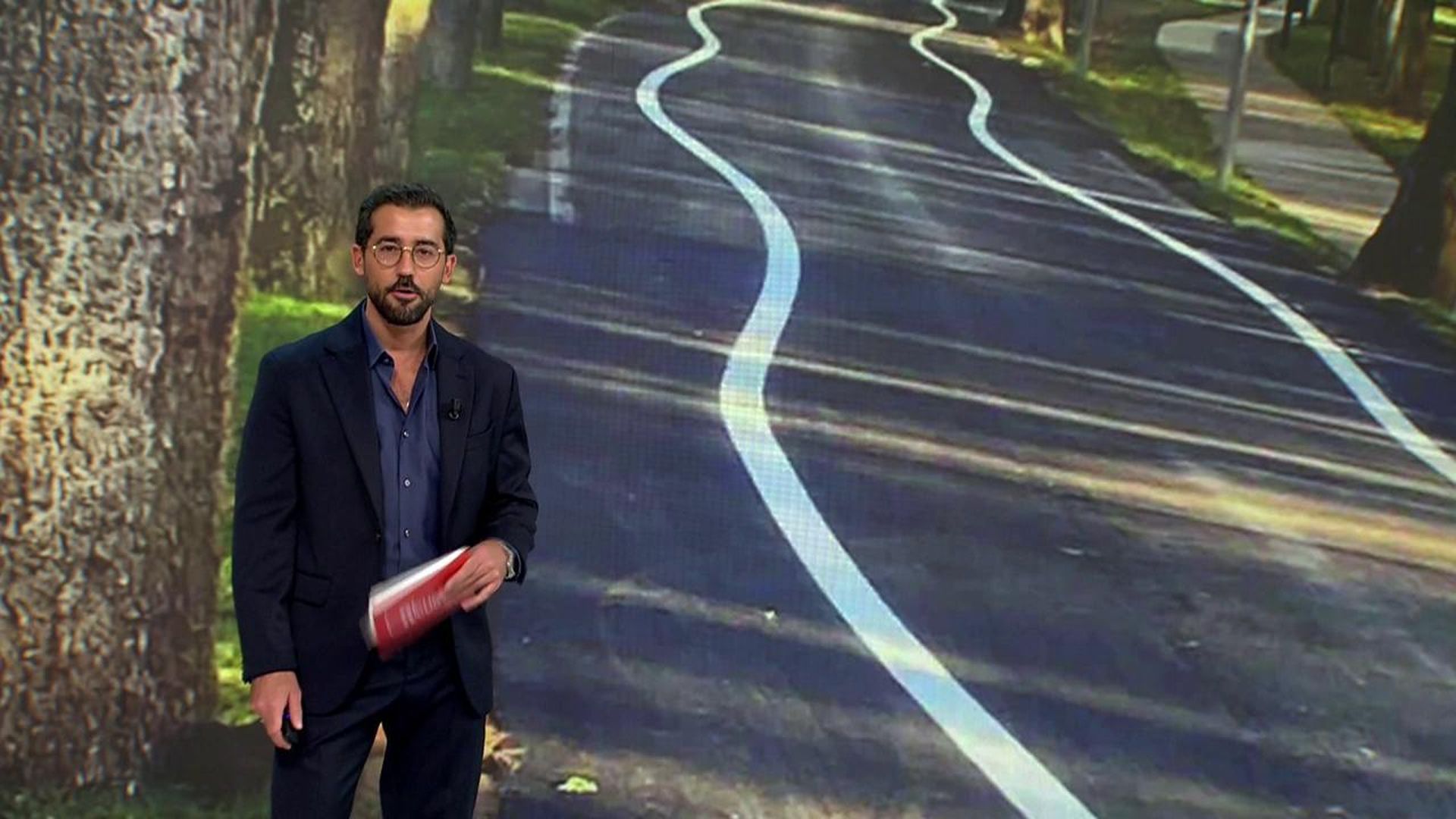 Polémica pintada con curvas en el acceso principal a la universidad de Navarra: ¿evitará accidentes?