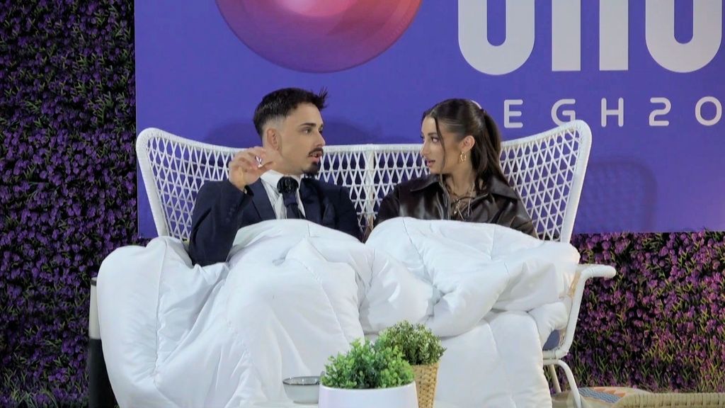 Ruth habla con Asier en el jardín