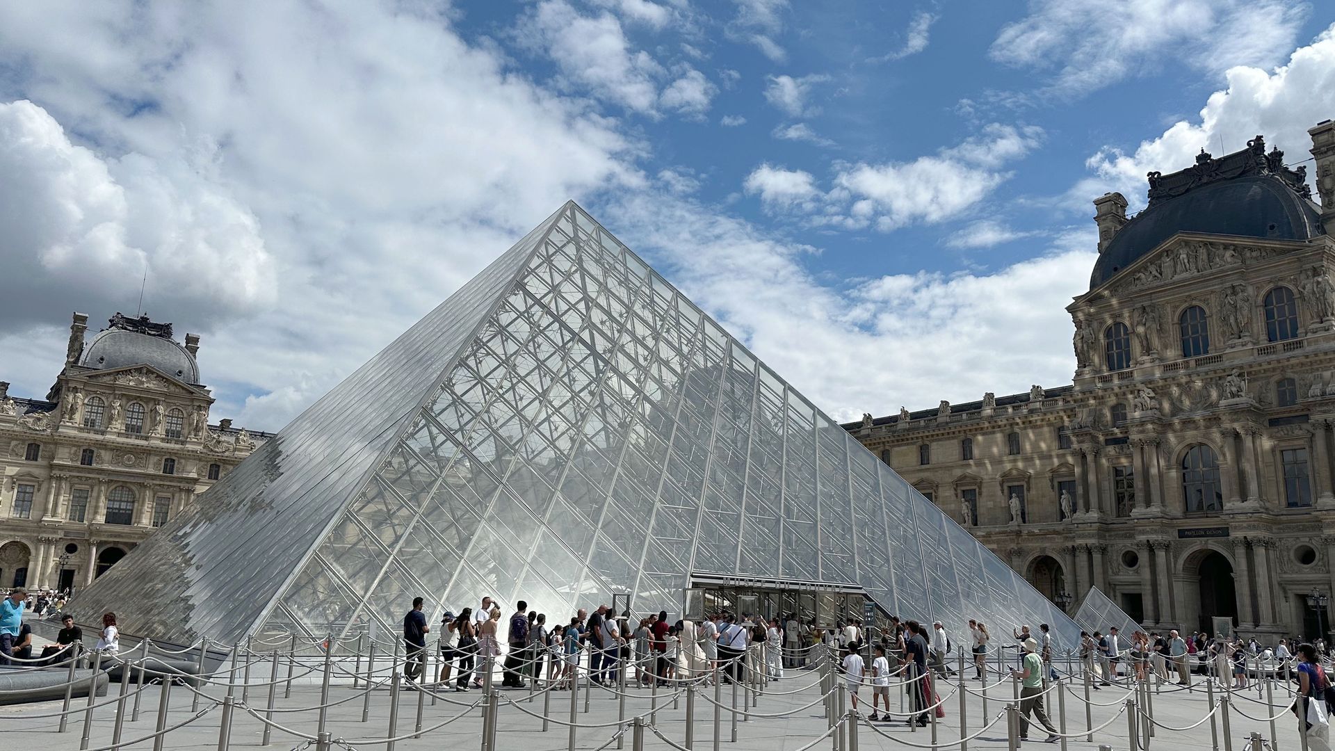 Siete detenidos por el robo en el muso del Louvre: descartan que los ladrones tuviesen "complicidad" y ayuda desde dentro