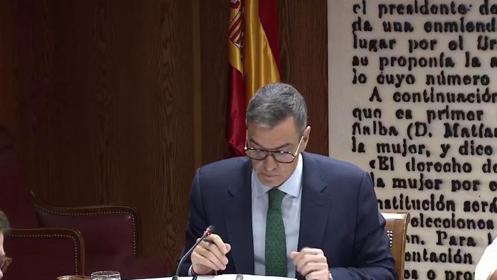 Tensión, burlas, gafas y sarcasmos: Sánchez reconoce cobros en efectivo en una comisión que define como "circo"