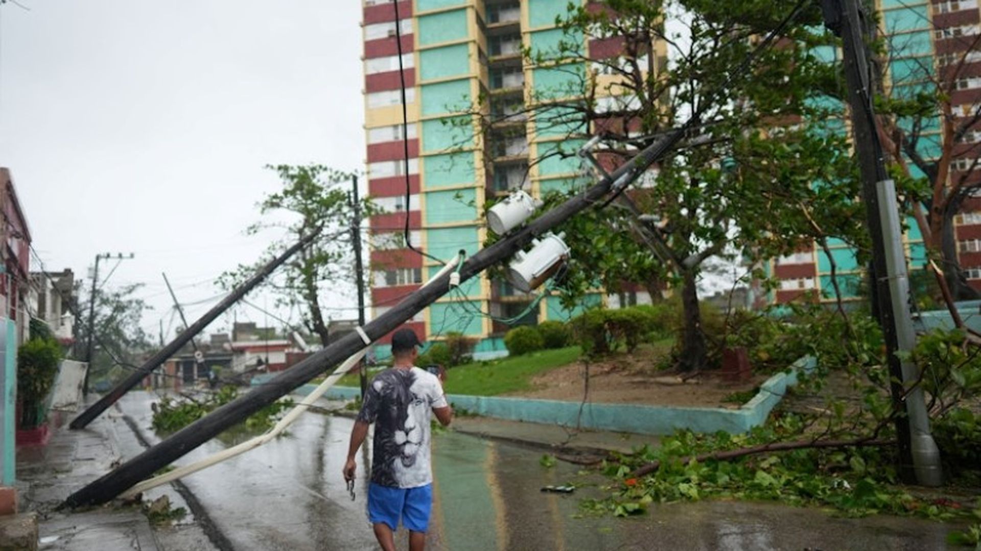 Un poste del alumbrado público caído tras el paso de Melissa en una calle de Santiago de Cuba
