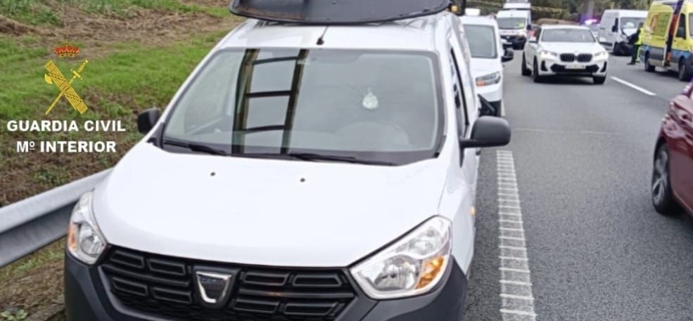 Una furgoneta recibió el impacto de una piedra en su parabrisas