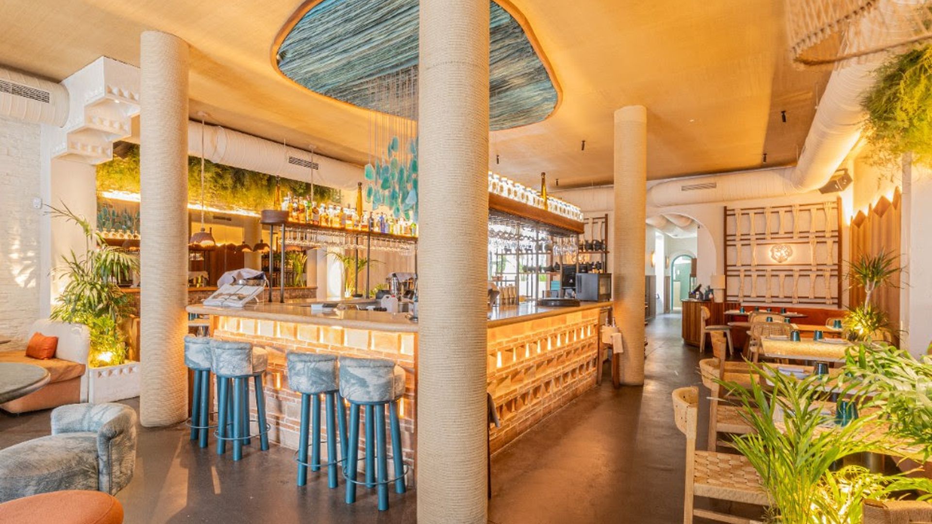Interior de su restaurante centrado en cocina del Pacífico mexicano