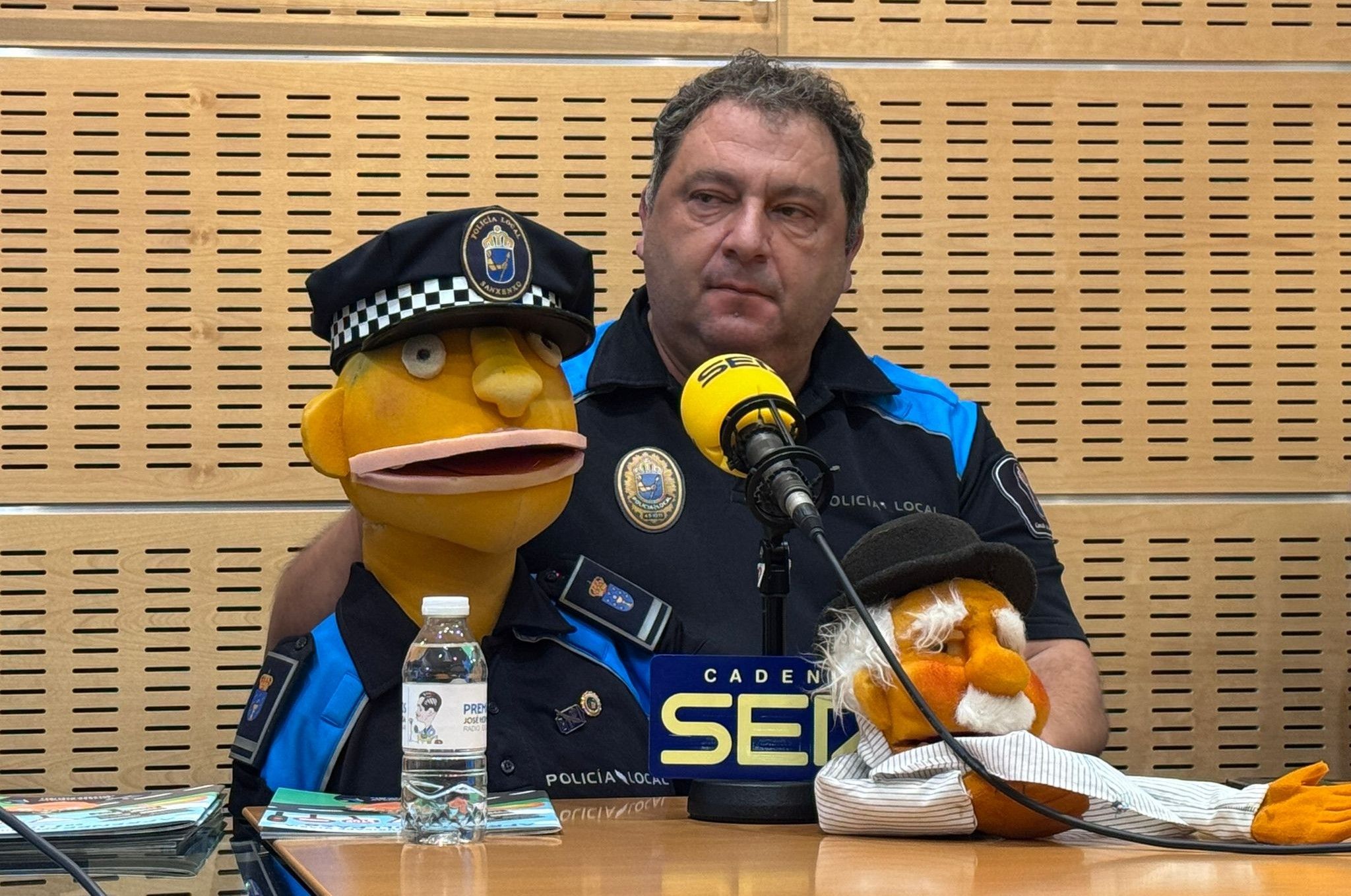 Abelardo y el Poli Paco en una entrevista radiofónica