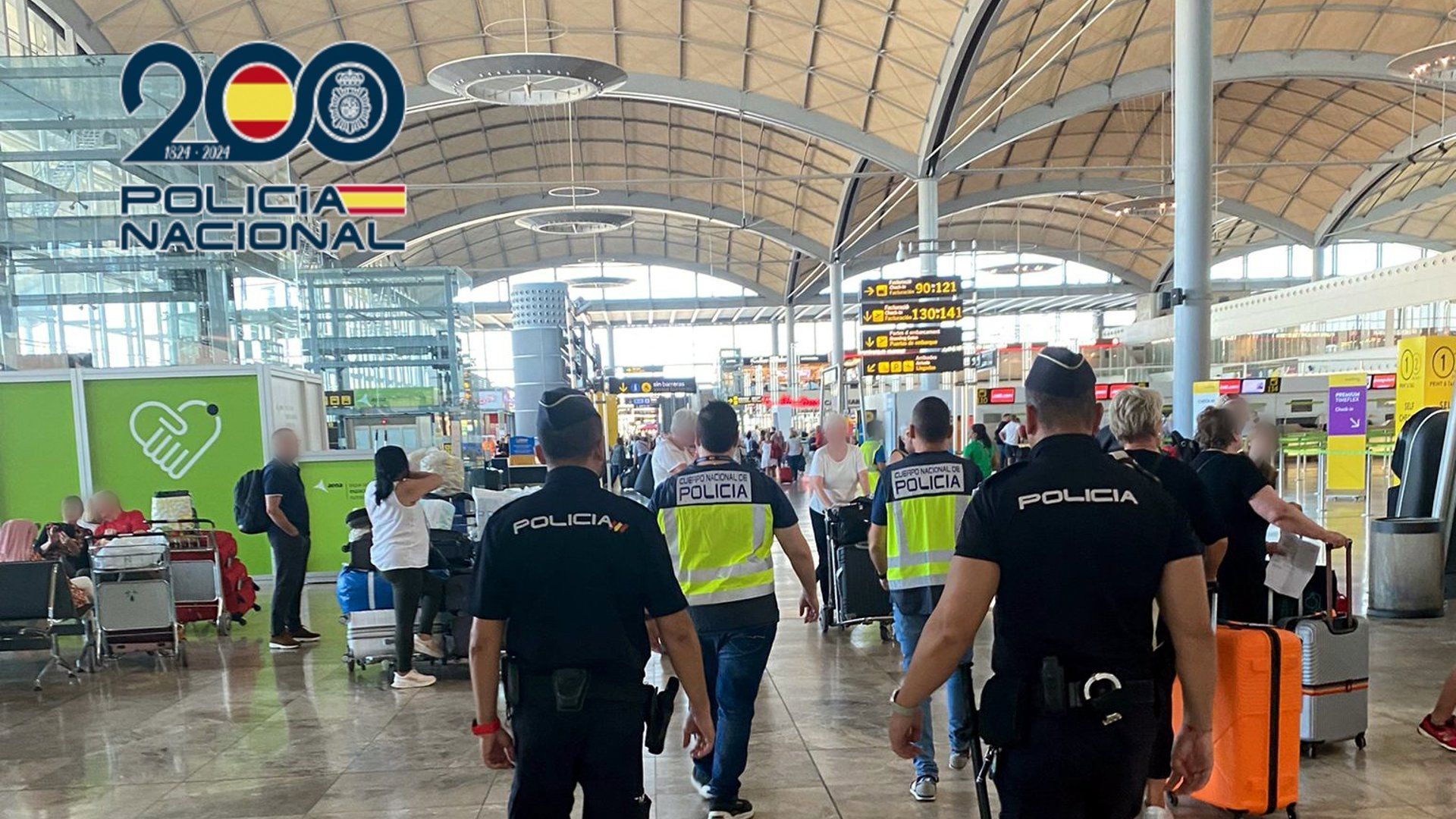 Agentes de la Policía Nacional en el Aeropuerto de Alicante