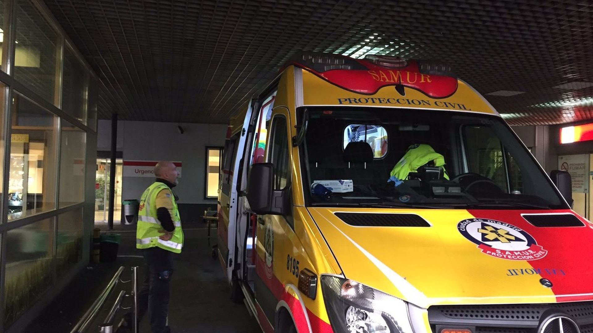 Archivo - Ambulancia de Emergencias Madrid en el hospital de La Paz