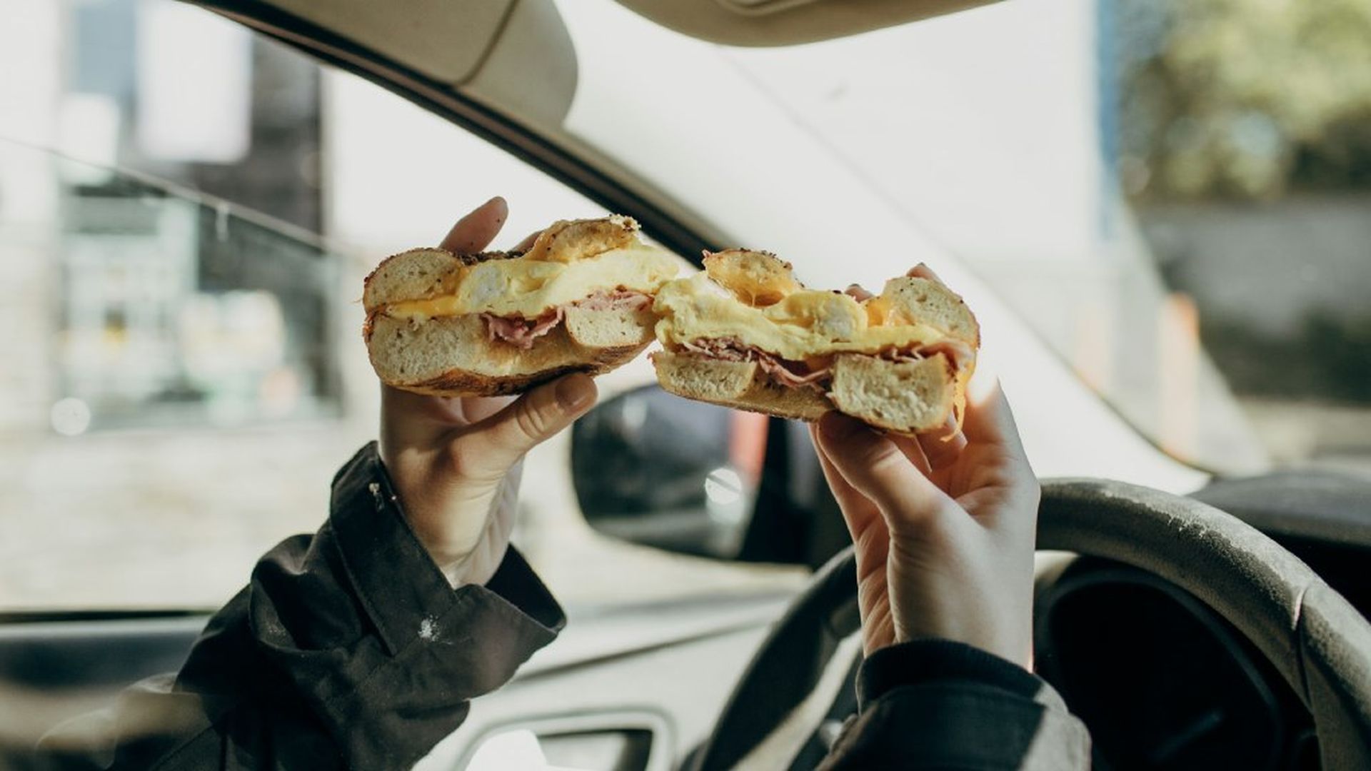 Comer en el coche es una gran distracción aunque no lo parezca