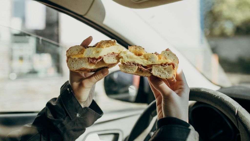 Comer en el coche es una gran distracción aunque no lo parezca