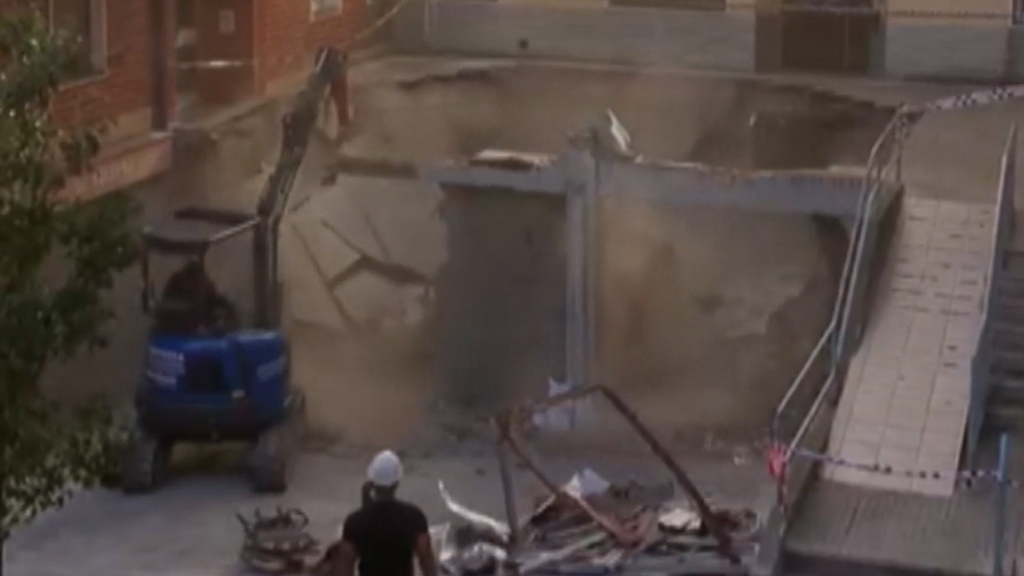 Confinan 34 viviendas y desalojan a algunos vecinos por el socavón que se ha generado en una obra en Vizcaya