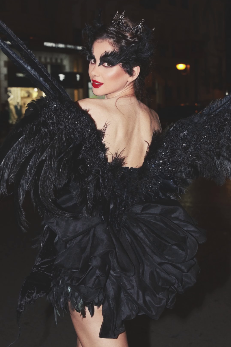 El impresionante disfraz de cisne negro escogido por Maica Benedicto para la fiesta de Halloween