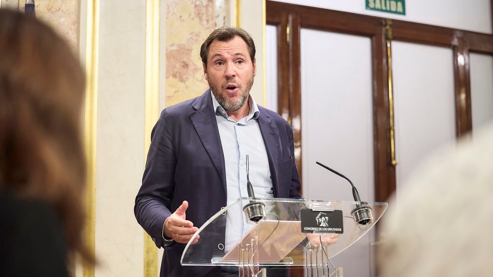 El ministro de Transportes y Movilidad Sostenible, Óscar Puente, ofrece una rueda de prensa tras una sesión plenaria, en el Congreso de los Diputados, a 7 de octubre de 2025, en Madrid (España). El pleno del Congreso vota hoy el embargo de armas a Israel