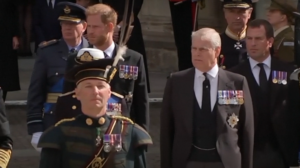 El rey Carlos III habría tomado la decisión de retirarle los títulos al príncipe Andrés presionado por su hijo Guillermo