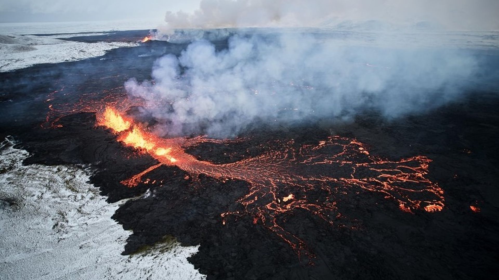 Fotografía aérea de una fisura volcánica en Grindavik, Islandia