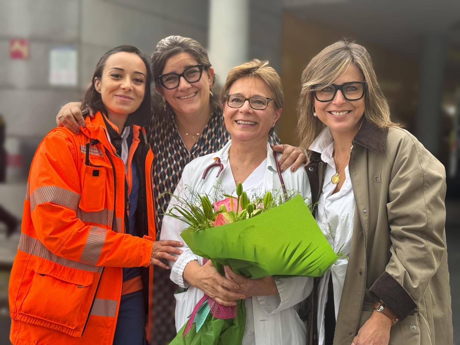 Julia Mera, con algunas compañeras del CHUO en su despedida