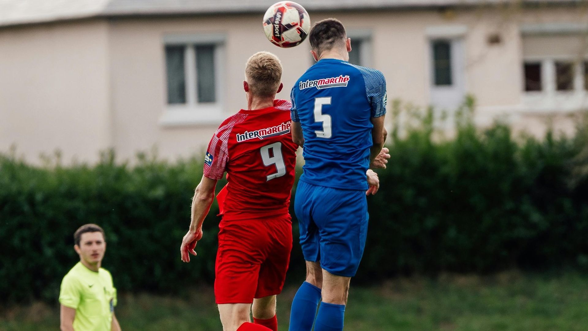 La acumulación de cabezazos en el fútbol pueden derivar en demencias