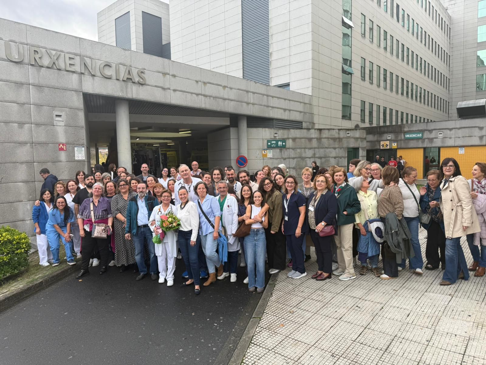 La doctora Julia Mera, arropada por sus compañeros del CHUO en su despedida