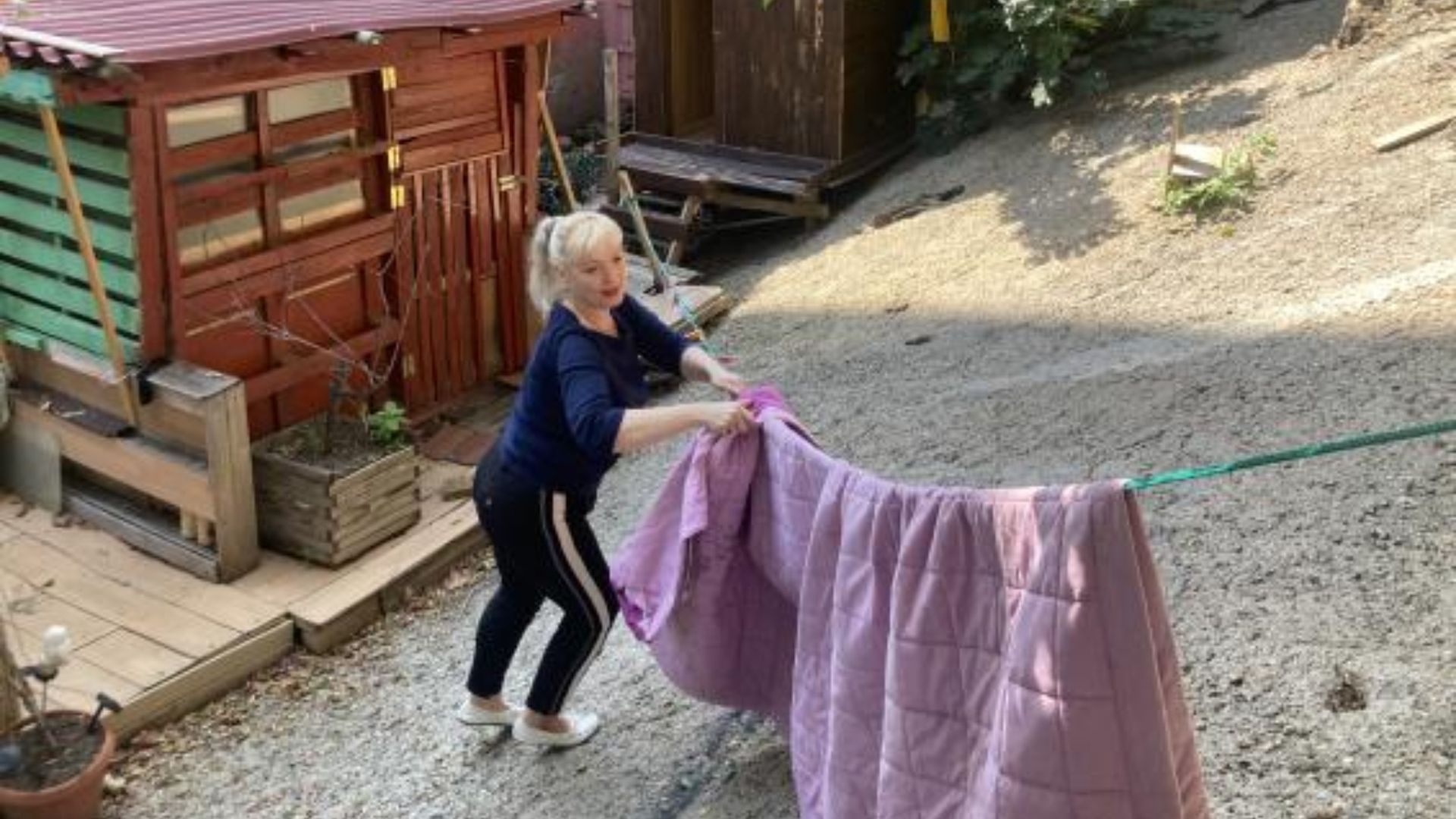 La mujer de Lawrence, en el solar en el que vivían