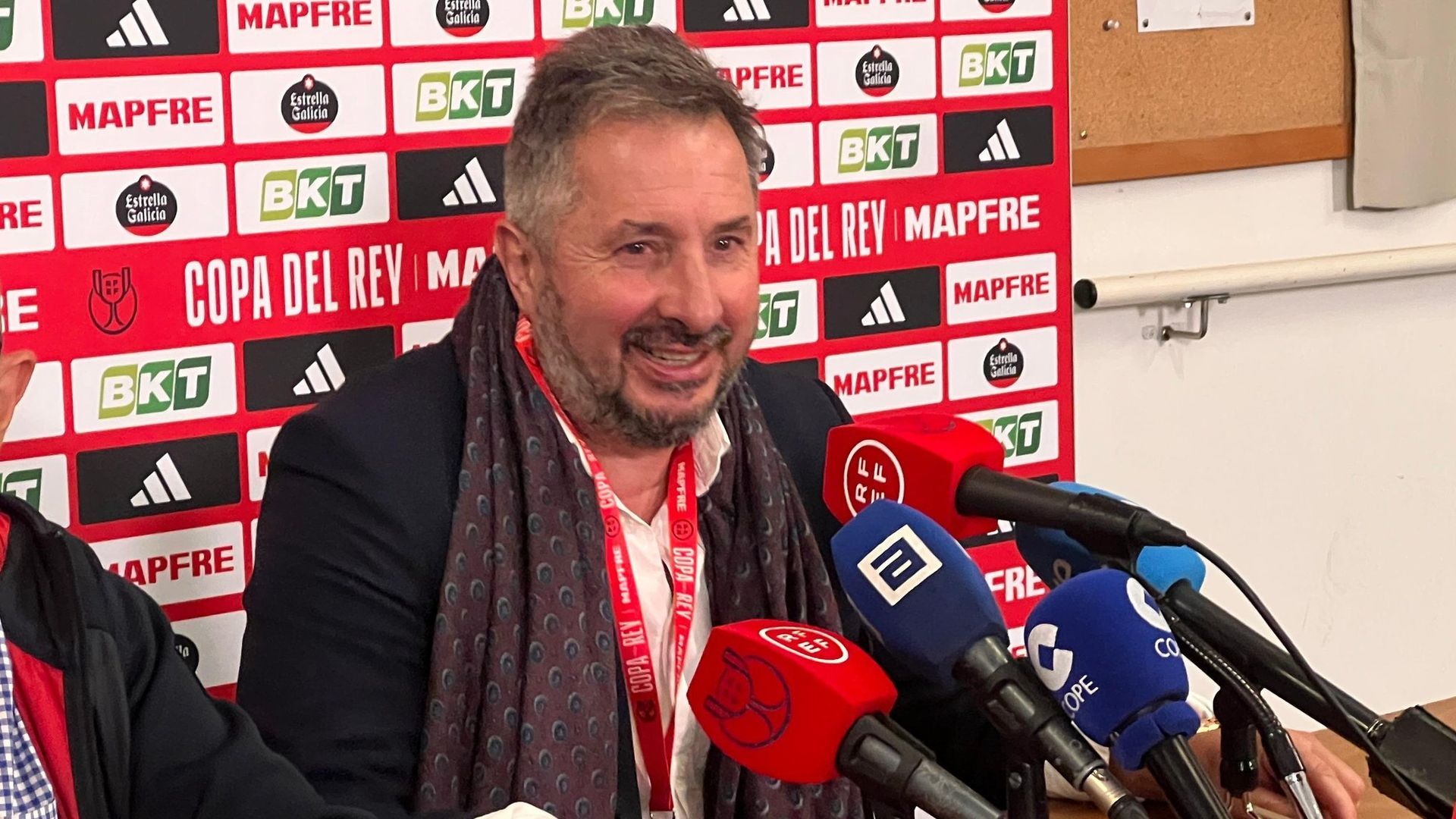 Las surrealistas palabras de Javi Prendes, entrenador del Puerto de Vega: "Si voy a un puticlub y firmo contratos, sí me dan la oportunidad"