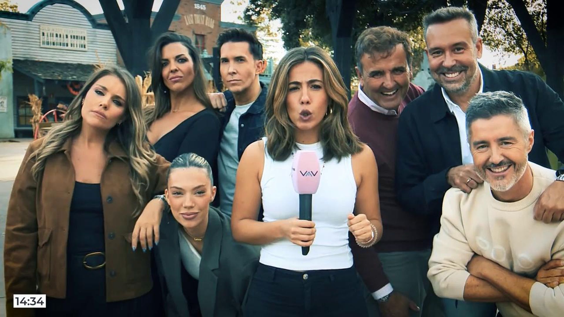 Los colaboradores de 'Vamos a ver' antes de entrar al pasaje del terror