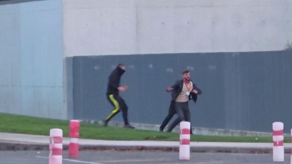 Nuevas imágenes de los violentos altercados que en la Universidad de Navarra donde un periodista fue linchado