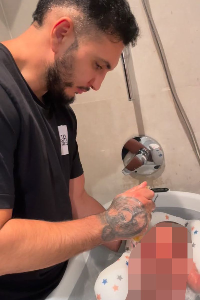 Omar Montes, bañado a su hijo recién nacido, Ismael