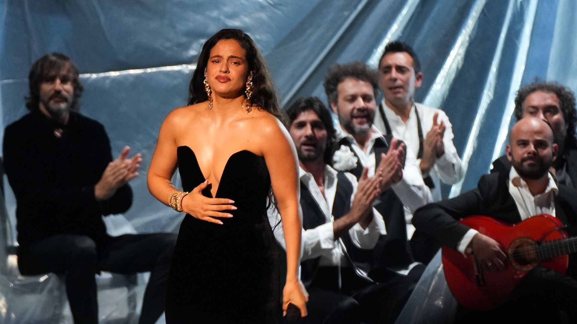 Rsoalía actuando en los Latin Grammy