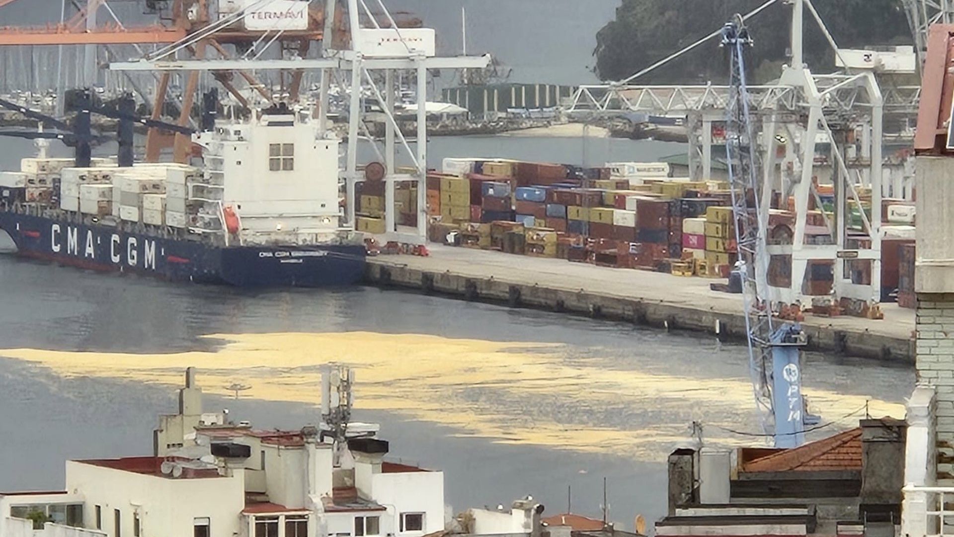 Vertido en el puerto de Vigo