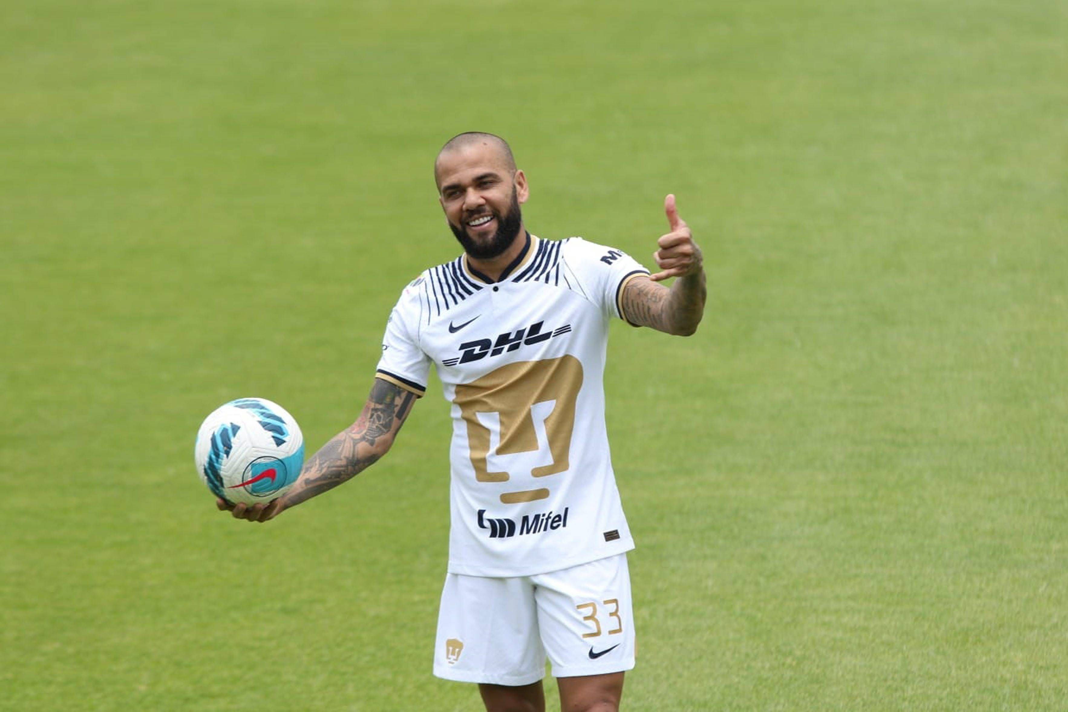  Dani Alves, en su presentación con PUMAS.