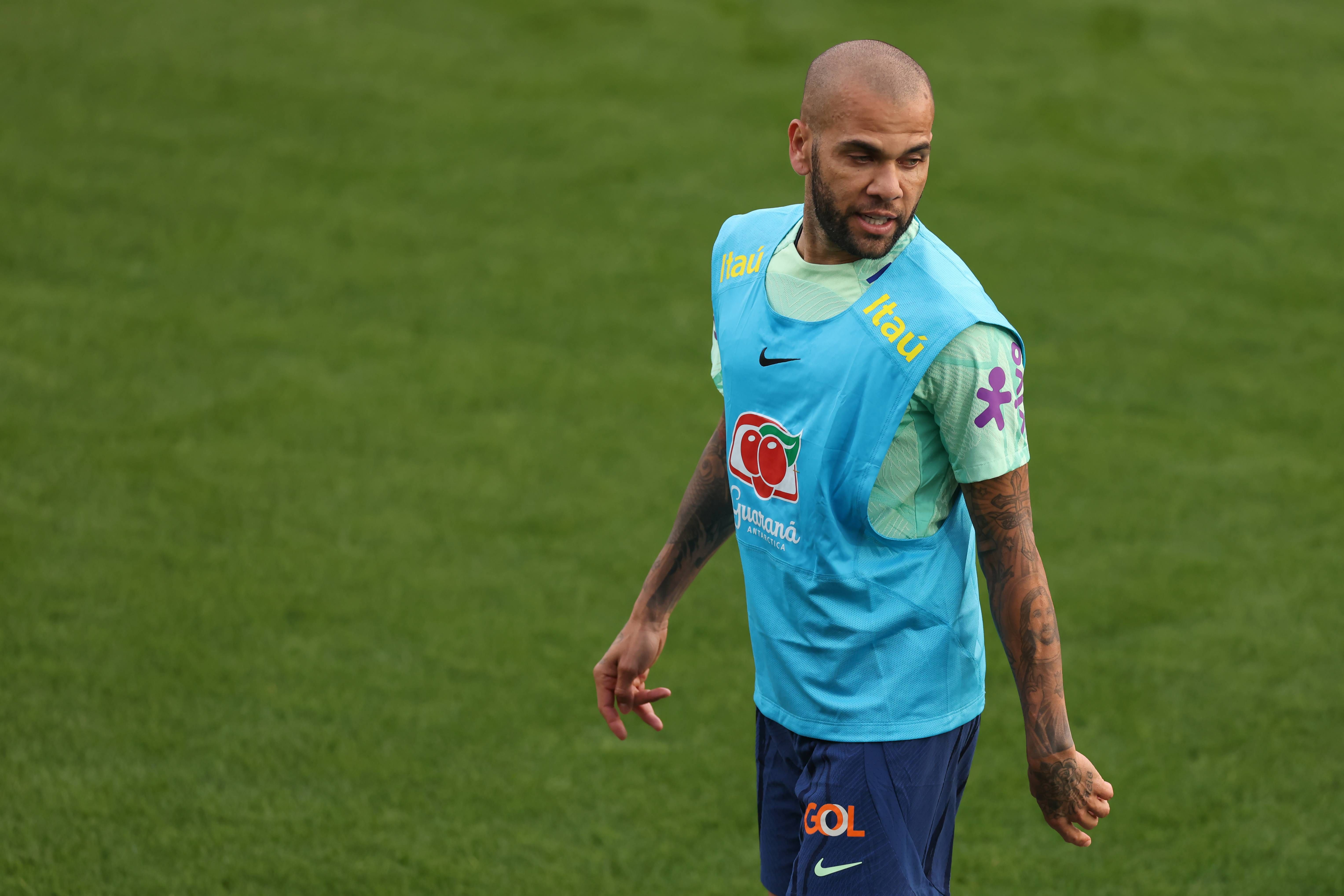 Dani Alves, en un entrenamiento con Brasil.