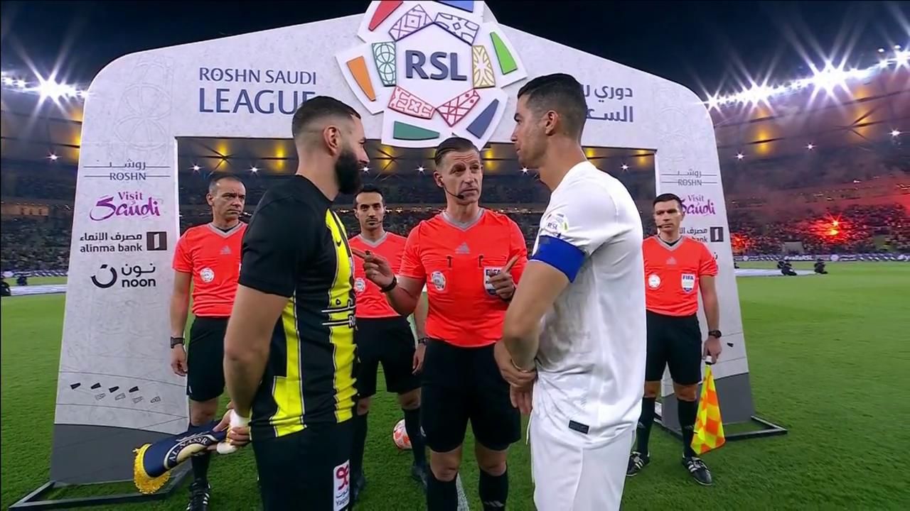 Cristiano Ronaldo y Benzema se saludan.