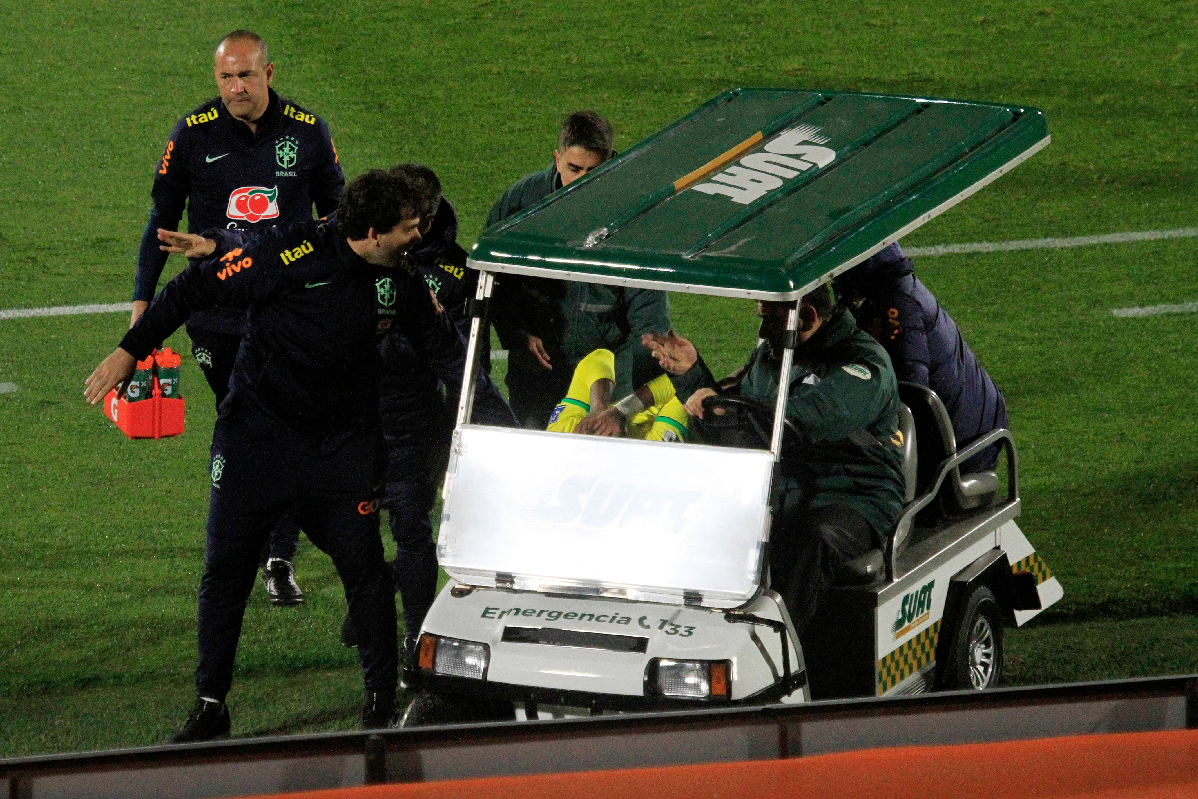  Neymar sale en camilla tras caer lesionado ante Uruguay.