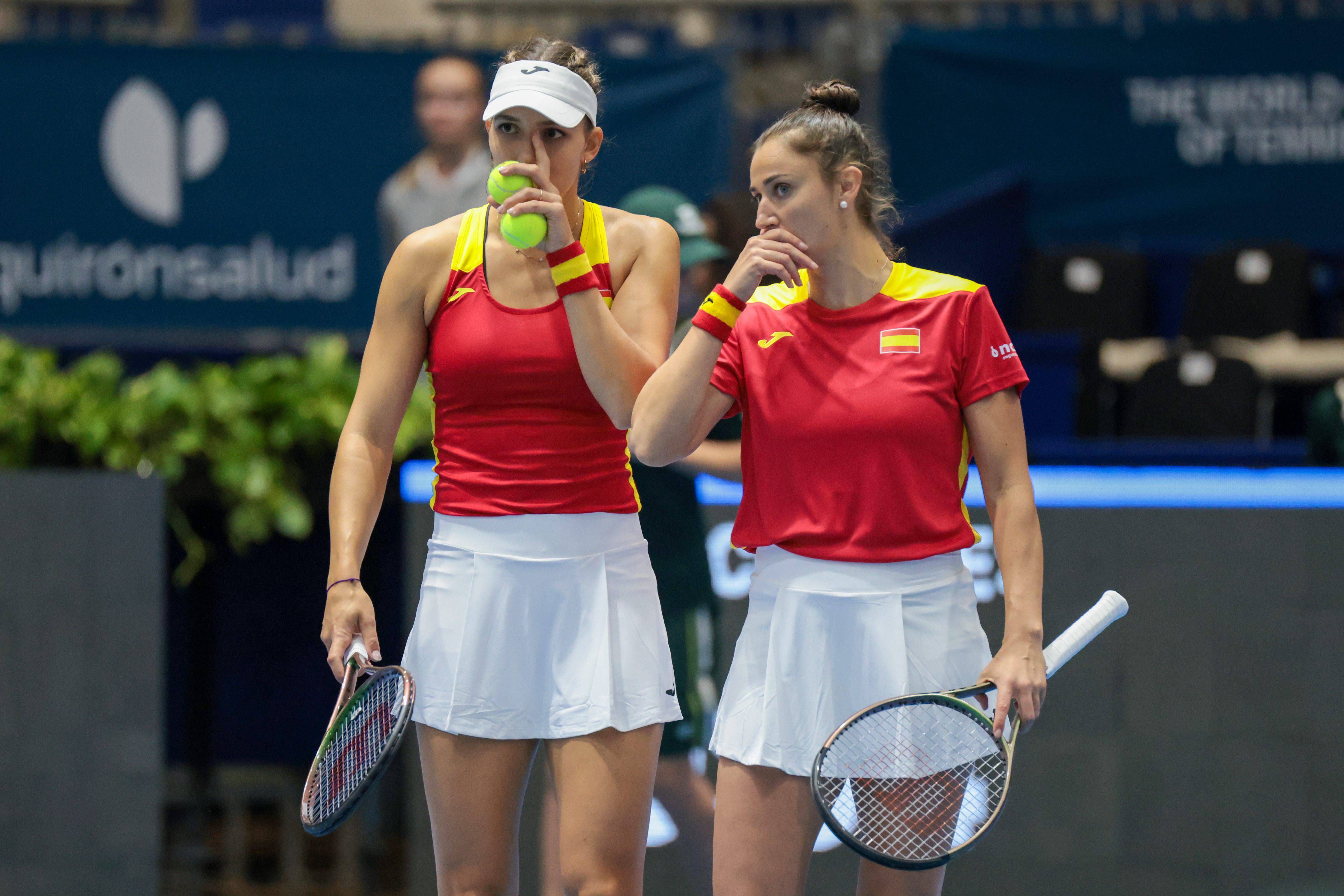  Rebeka Masarova y Sara Sorribes durante la eliminatoria del grupo C de la Billie Jean King Cup del año 2023.