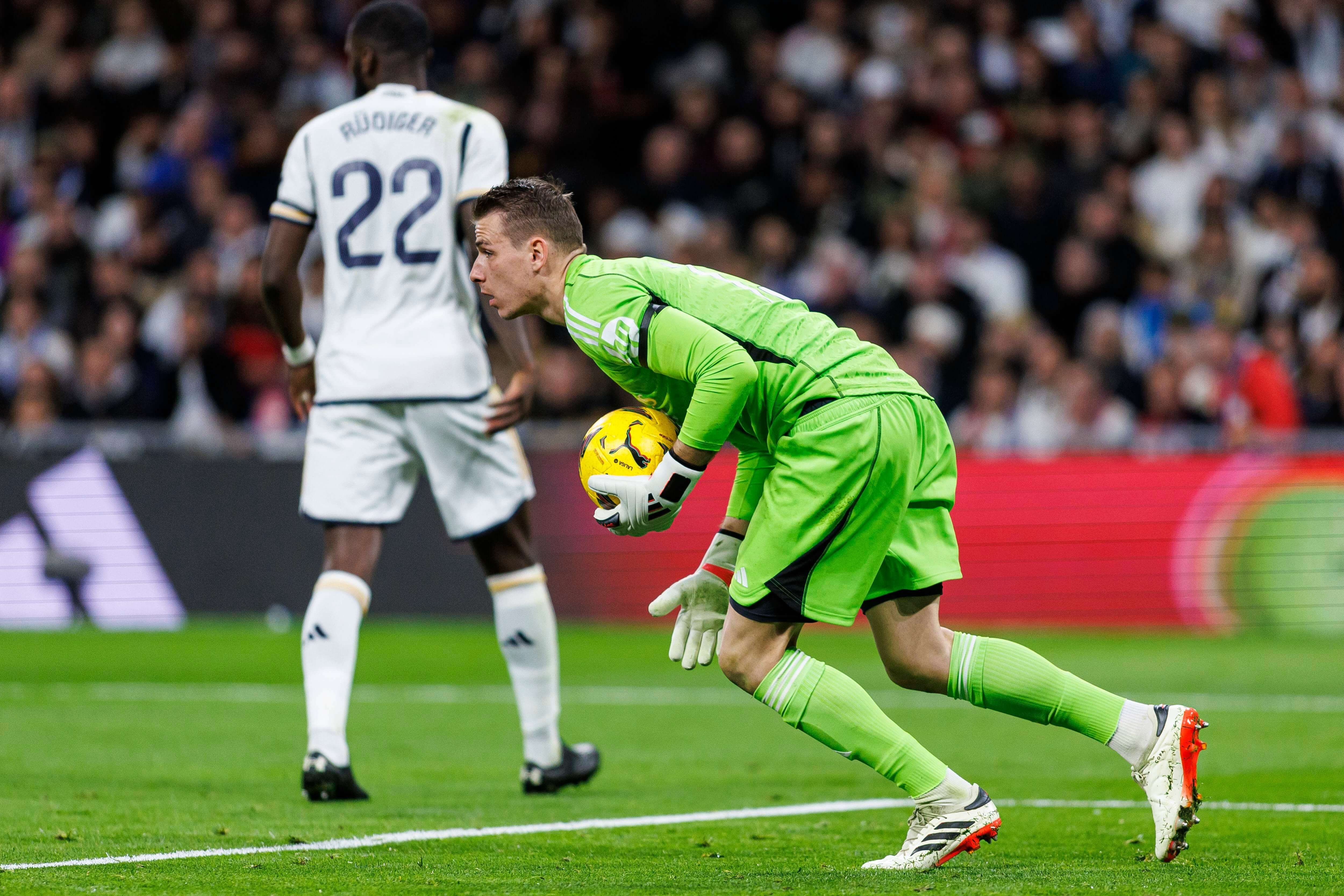  Lunin parando un balón en un partido del Real Madrid.