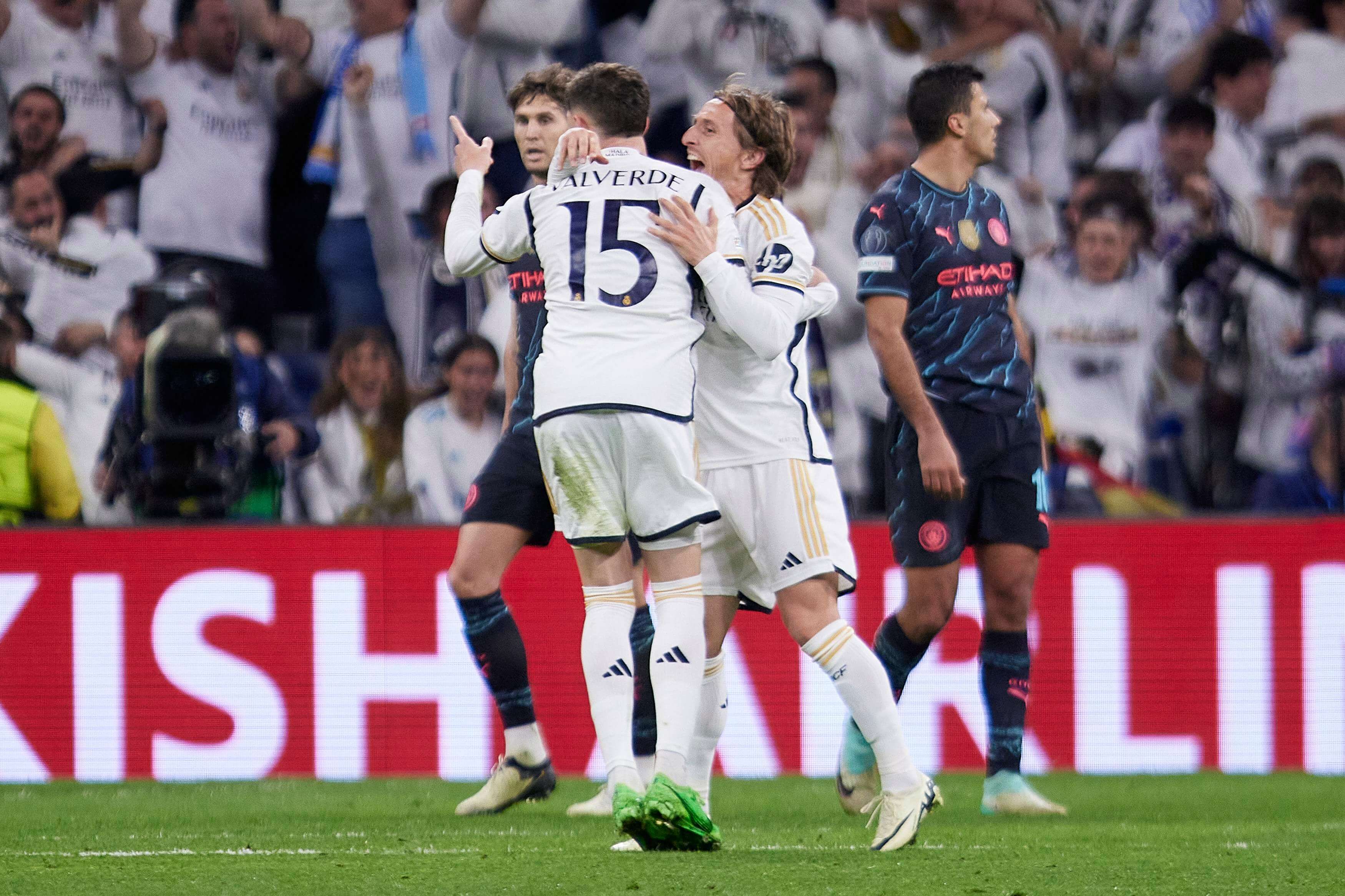 Fede Valverde celebrando el gol con Luka Modric