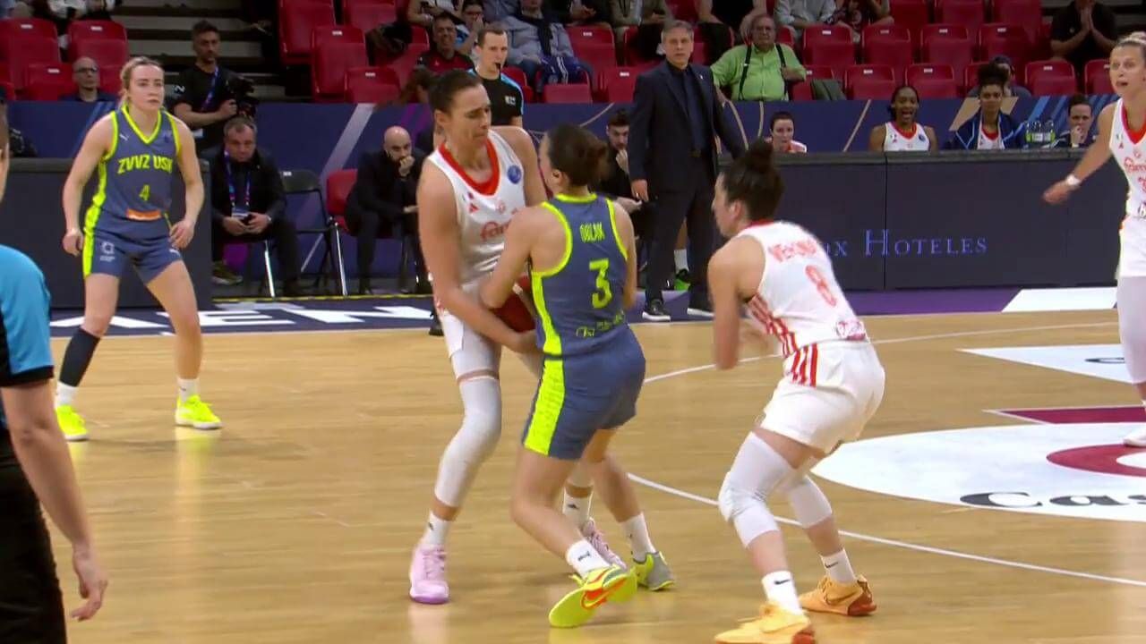  La lucha entre las jugadoras de ZVVZ USK Praha y Beretta Famila Schio (ElDesmarque)