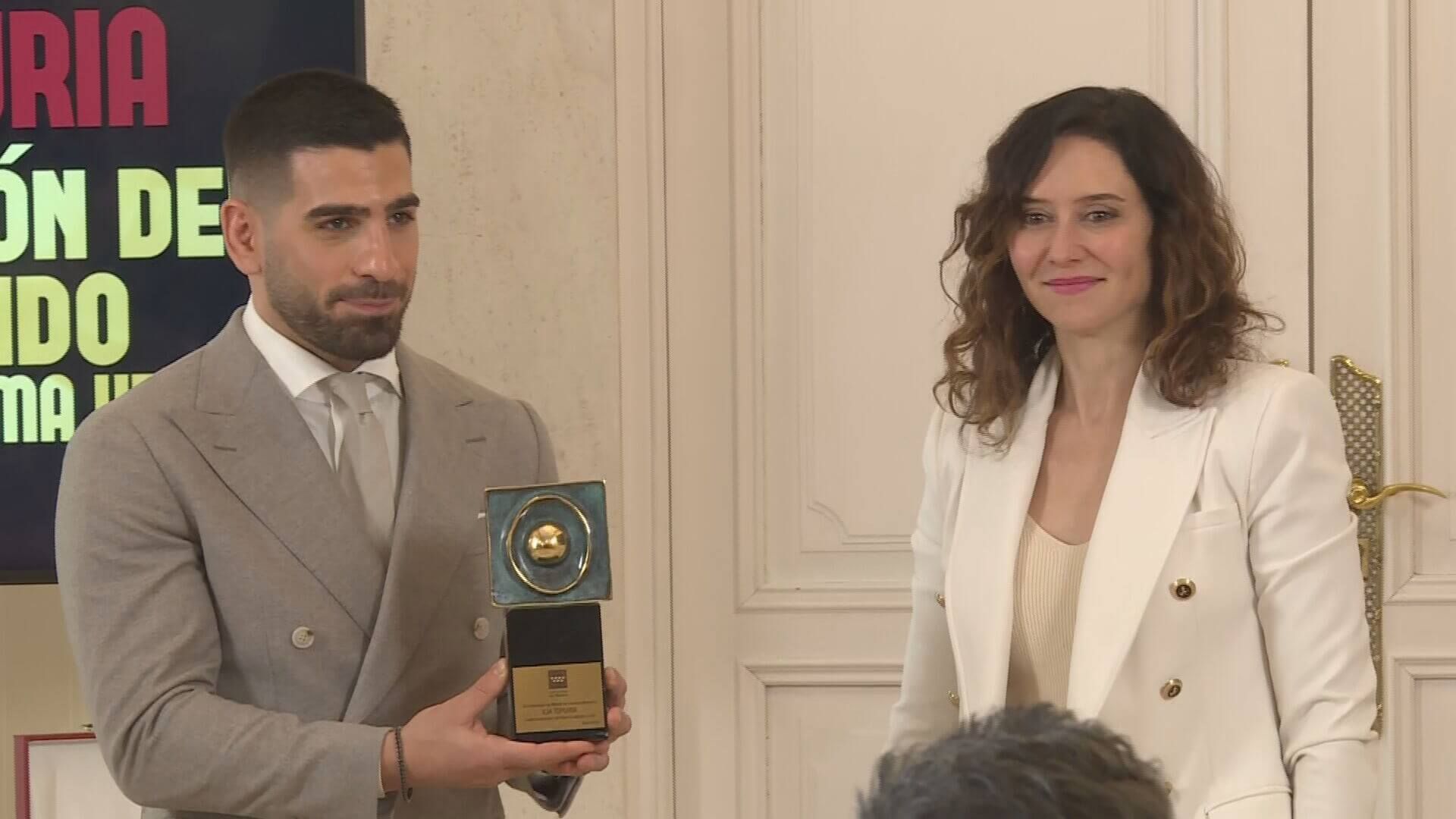  Topuria recibe la felicitación de Isabel Díaz Ayuso