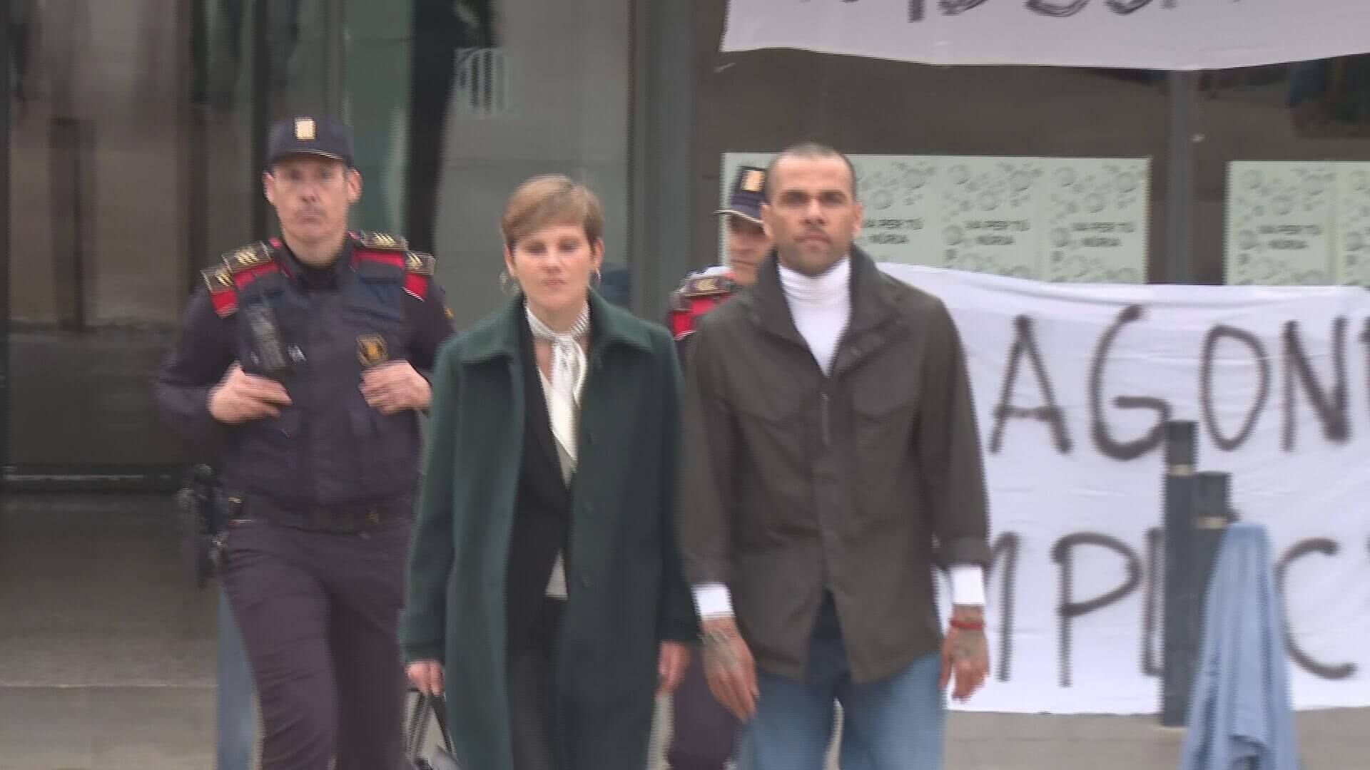 Dani Alves saliendo de prisión junto a Inés Guardiola