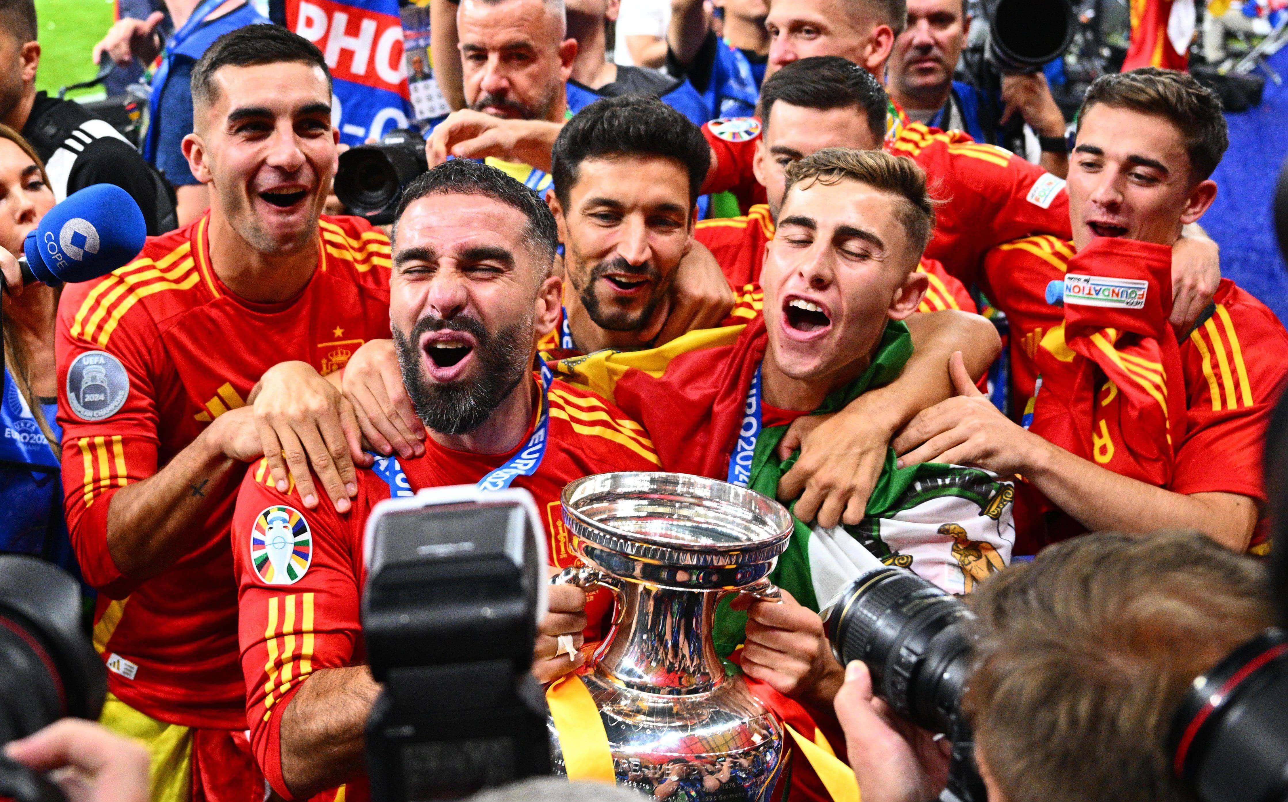 Dani Carvajal, con Gavi, Fermín y Ferran Torres celebrando la Eurocopa.