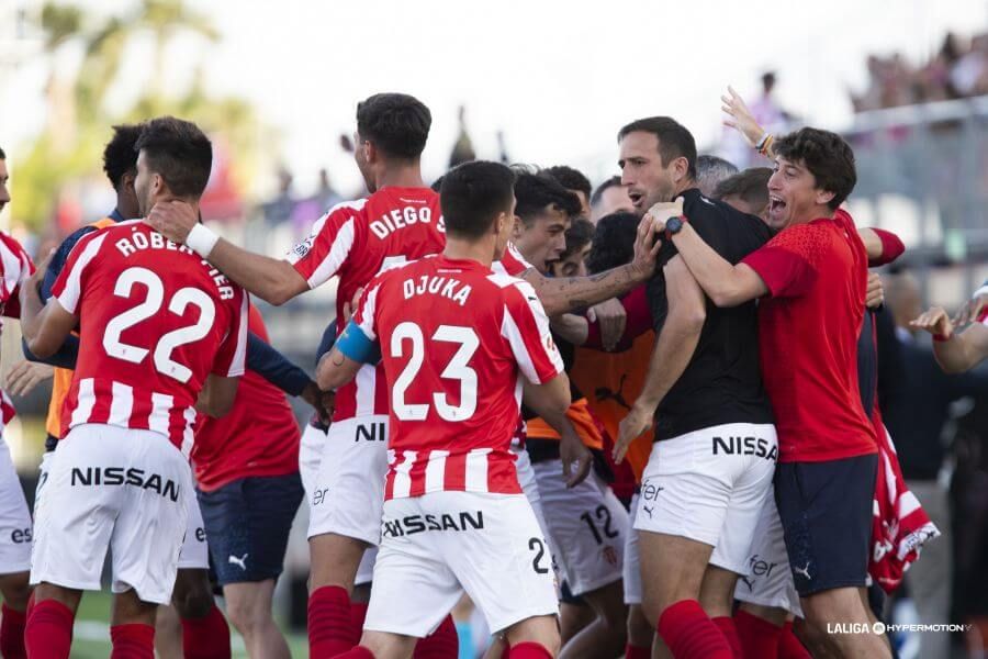 Los jugadores del Sporting celebran el gol de Roque Mesa al Eldense.