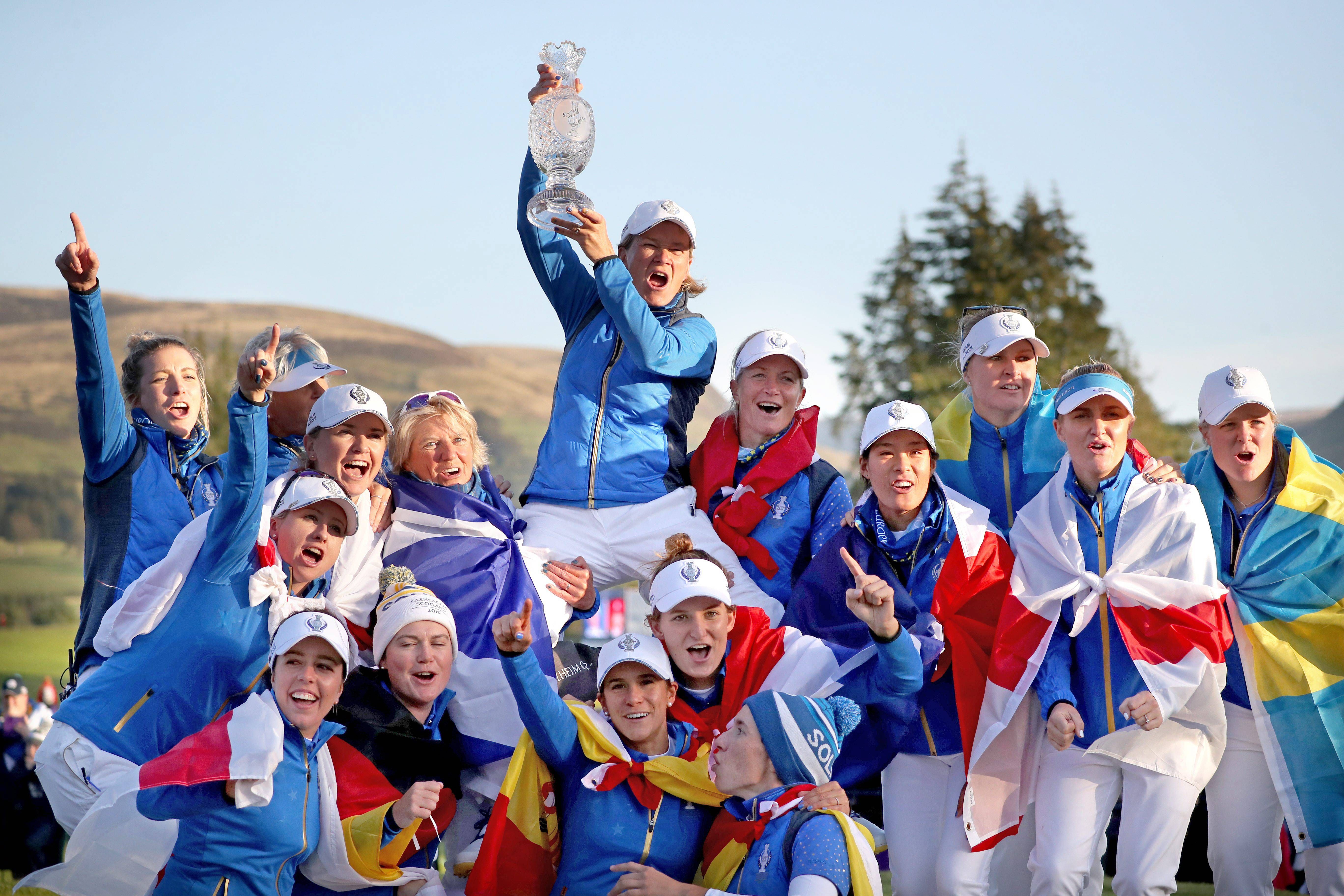  El equipo Europa levanta la Solheim Cup en 2019.