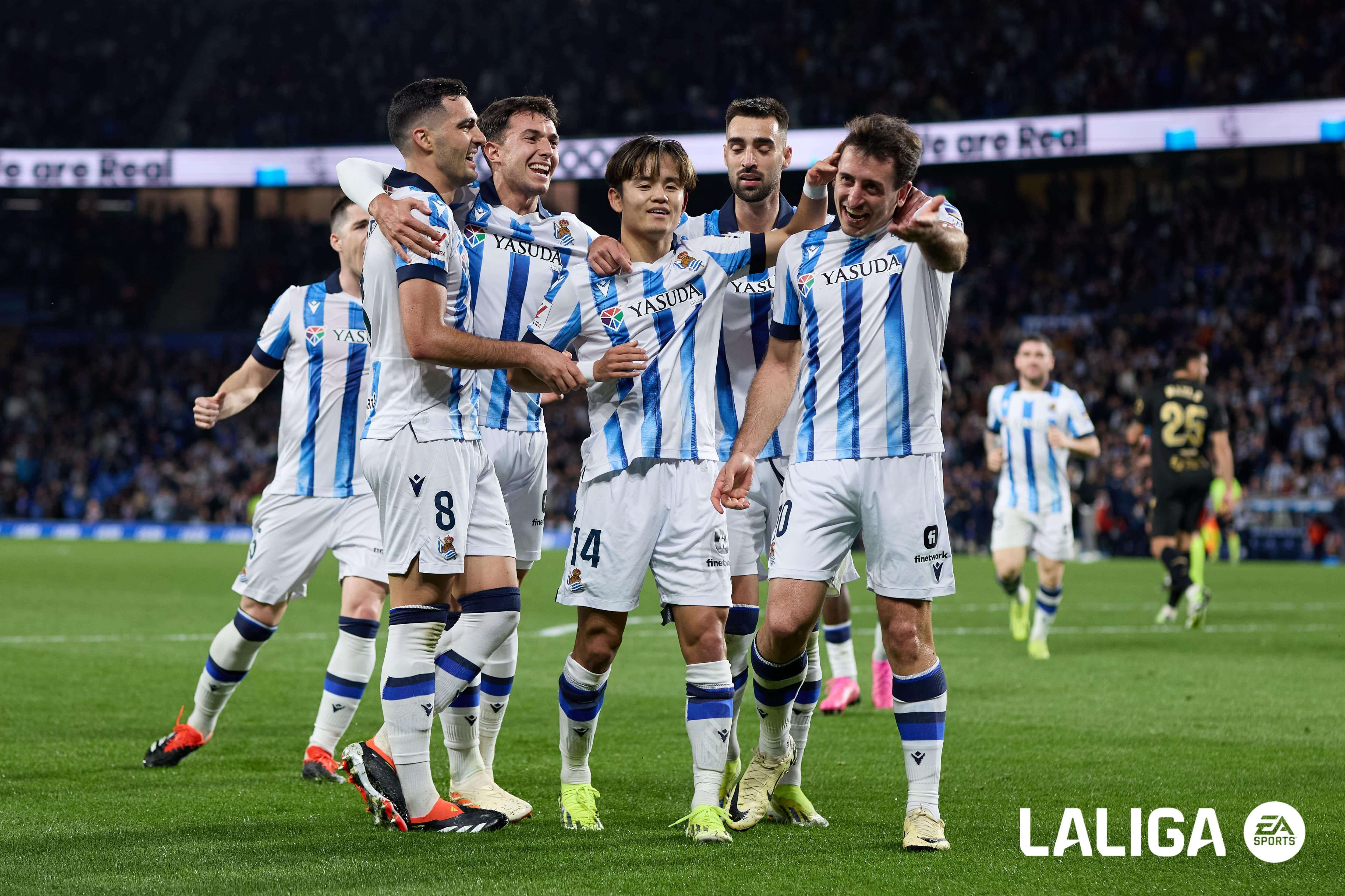  Los jugadores de la Real Sociedad celebran el gol de Merino contra el Cádiz.