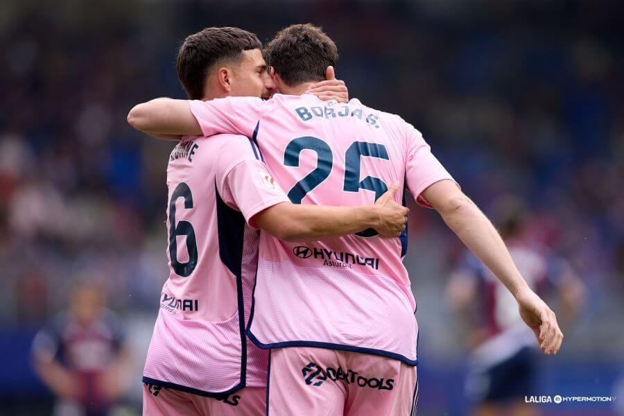 Borja Sánchez abraza a Seoane.