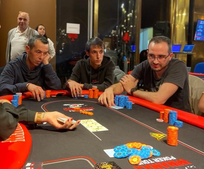 Juan Pablo Pozo (derecha) segundo eliminado de la mesa final