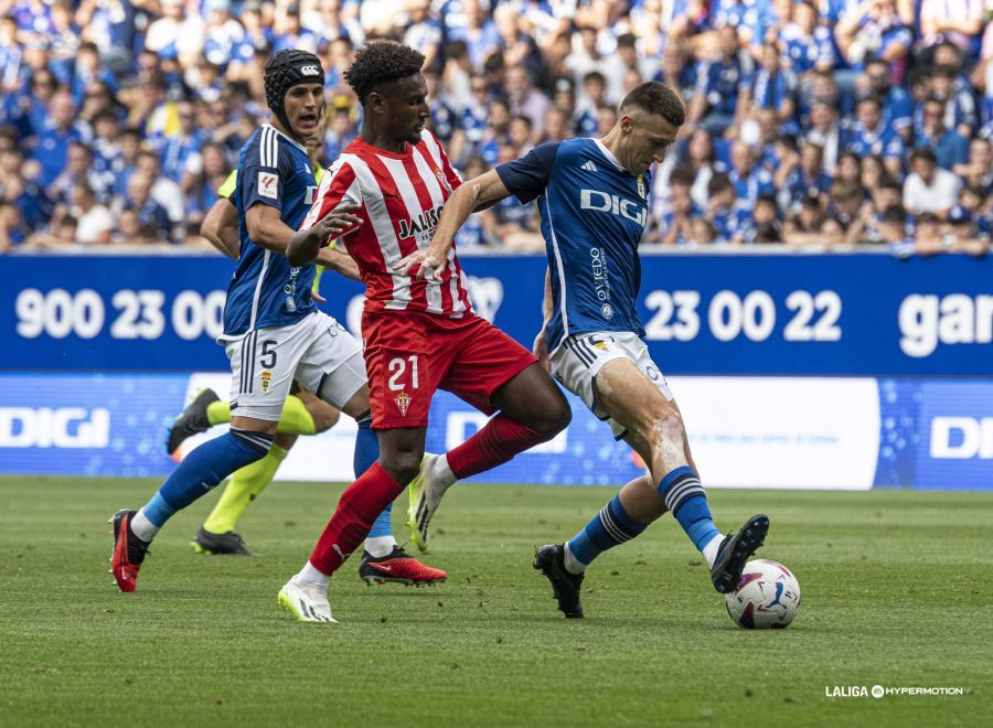 Hassan con Bretones en el Sporting-Oviedo (Foto: LALIGA).